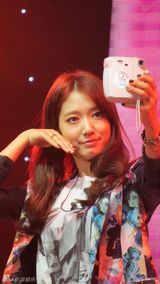 组图：朴信惠北京会粉丝 俏皮自拍频卖萌