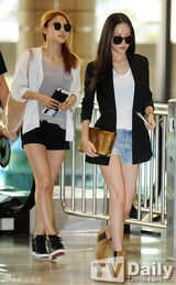 组图：韩团Kara赴日宣传 四成员齐露腿