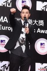 组图：潘玮柏否认秘恋赖薇如 称太熟不可能交往