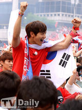 组图：韩星孙艺珍刘在石珉豪等为国足加油