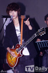 组图：郑俊英新专辑首秀 圆框眼镜卖萌搞笑