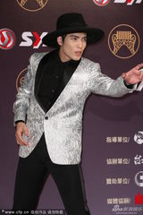 组图：萧敬腾复古宽檐帽 静若凤飞飞动如MJ