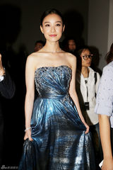 组图：倪妮出席活动 着蓝色抹胸长裙高贵典雅