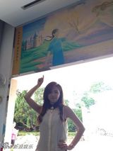 组图：邓紫棋重返母校 学生时代麻花辫造型曝光