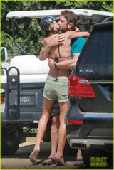 组图：“300勇士”与辣妹咬唇激吻贴身抚臀