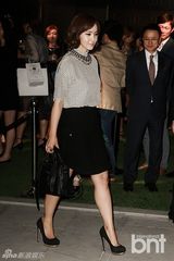 组图：BEAST尹斗俊f(x)宋茜惊艳等亮相时尚活动