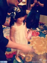 组图：吴京拄拐娶谢楠 angela石头当花童