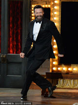 组图：休-杰克曼主持托尼奖飚rap 嗨翻被扒衣服