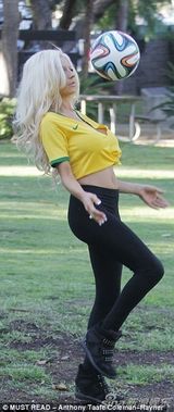 组图：人妻嫩模考特尼挺巴西队 秀球技巨波荡漾