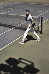 组图：鲍春来登时尚杂志 运动风格简约大气