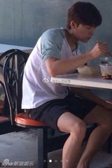 组图：李易峰街边吃盒饭拍戏 疑曝吴邪私服造型