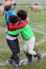 组图：爸爸2张亮黄磊拼厨艺 萌娃草原比摔跤