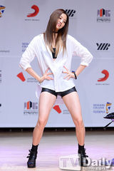 组图：韩团EXID发布会 透视衫展妖娆身姿