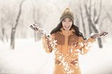 组图：张赫Clara户外写真 不畏风雪眼神坚毅