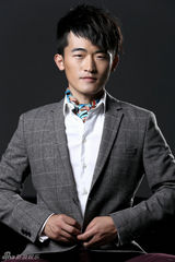 组图：姜寒写真化身嬉皮绅士 草样型男扮囧搞怪