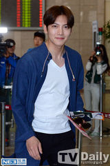 组图：池昌旭赴日办粉丝会 衬衣休闲风亮相机场