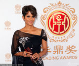 组图：导演吉尔莫秀奖杯 哈莉贝瑞获全球偶像奖