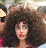 组图：Lady Gaga粗眉爆炸头大玩美式复古风