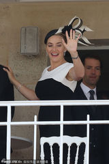 组图：温丝莱特与老公看赛马 满脸皱纹显苍老