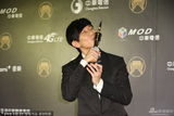 组图：林俊杰4度入围金曲终封王 激动连吻奖杯