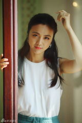 组图：汤唯白裙优雅文艺 与冯绍峰娇羞合影