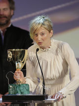 组图：威尼斯影后阿尔巴-洛瓦赫领奖 素颜甜美