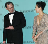 组图：章子怡深V长裙中门大开 疑遭老外偷瞄