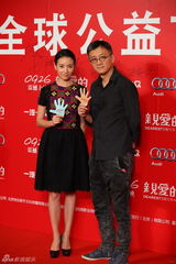 组图：《亲爱的》首映 赵薇黄渤与孩子温馨互动