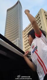 组图：kimi变身追风少年 老爸林志颖开车酷毙了