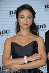 组图：汤唯着抹胸礼服上海捞金 偷看小抄卖萌