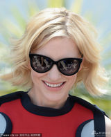 组图：布兰切特撑《驯龙高手2》 龙牙上衣超萌