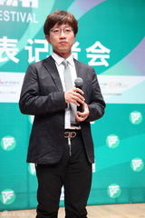 组图：《星星》获最佳海外剧银奖 主创登台领奖