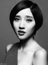 组图：唐艺昕曝黑白质感写真 情绪拼图诠释本真