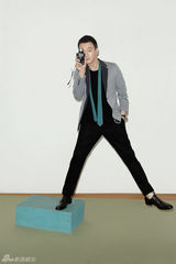 组图：佟大为登封面 表情搞怪展双重魅力