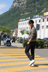 组图：张晓龙米兰街拍 享受轻松悠闲时光