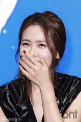 组图：韩星孙艺珍宣传新片小心落座防走光