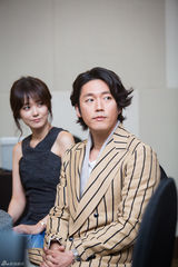 独家：张娜拉亮相秀美背 挽手张赫情意浓