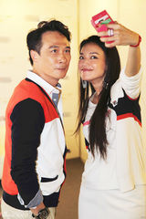 组图：吴镇宇舒淇玩自拍 金马帝后17年后再合体