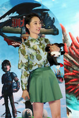 组图：白百何献声《驯龙高手2》 盼被儿子崇拜