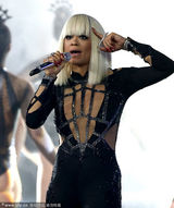 组图：瑞塔-奥拉与阿米莉亚镂空装变身黑寡妇