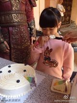 组图：森碟(田亮女儿)探班二姨张歆艺 变身造型师玩坏袁弘