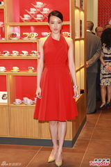 组图：舒淇妩媚红裙性感露背 坦诚接受异地恋