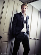 组图：“雷神”克里斯西装革履登杂志大展帅气