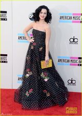 组图：凯蒂-佩里亮相红毯 黑色印花裙笑容甜美