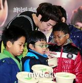 组图：韩星李光洙参加公益活动做爱心便当