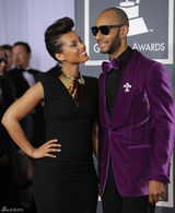 高清组图：格莱美红毯艾利西亚-凯斯携男伴亮相