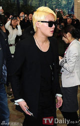 组图：JYJ三子赴日排练亮相机场墨镜酷帅遮面