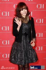 组图：少时TIFFANY高俊熙等红装热情站台