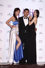 组图：林嘉绮爆乳成台湾模特公司年会焦点