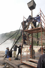 高清图：《苏乞儿》“最险”壶口瀑布拍打戏